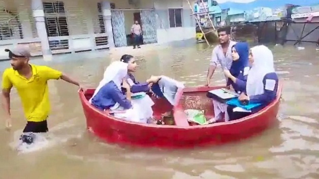 কুমিল্লায় নৌকায় চড়ে কেন্দ্রে গেলেন পরীক্ষার্থীরা