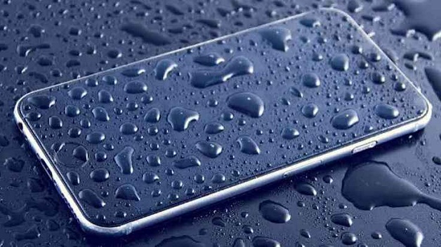 বৃষ্টির পানিতে কি ফোনের ক্ষতি হয়?