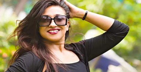 কথায় কথায় চুলে হাত দেওয়ার ‘বদভ্যাস’, সমালোচনা নিয়ে মুখ খুললেন ঋতুপর্ণা