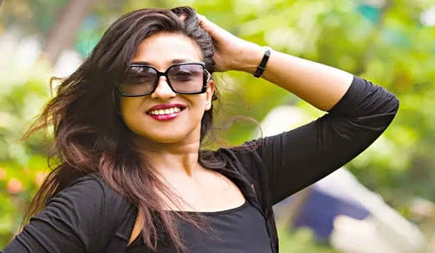 কথায় কথায় চুলে হাত দেওয়ার ‘বদভ্যাস’, সমালোচনা নিয়ে মুখ খুললেন ঋতুপর্ণা