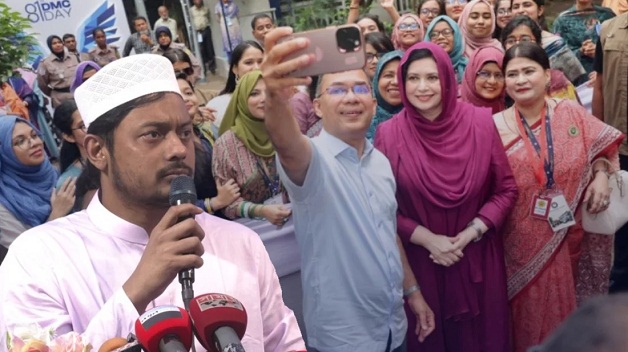 ‘দেশ যখন বন্যার পানিতে তলিয়ে যাচ্ছে প্রধানমন্ত্রী তখন সেলফি তোলায় ব্যস্ত’: নাসীরুদ্দীন পাটওয়ারী