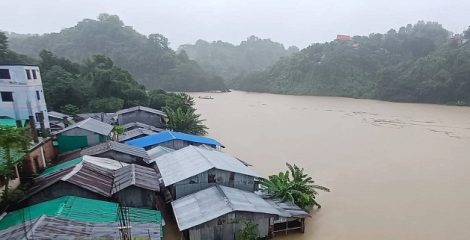বিপৎসীমার ওপরে পাঁচ নদীর পানি, সমুদ্রও উত্তাল