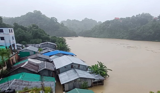বিপৎসীমার ওপরে পাঁচ নদীর পানি, সমুদ্রও উত্তাল