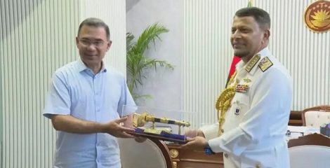 প্রধানমন্ত্রীর সঙ্গে বিদায়ী নৌবাহিনী প্রধানের সাক্ষাৎ