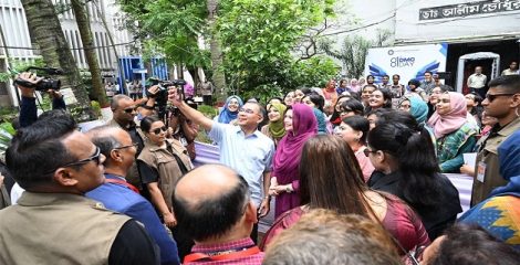 ঢামেকের ৮০ বছর পূর্তি অনুষ্ঠানে প্রধানমন্ত্রী, তুললেন সেলফি