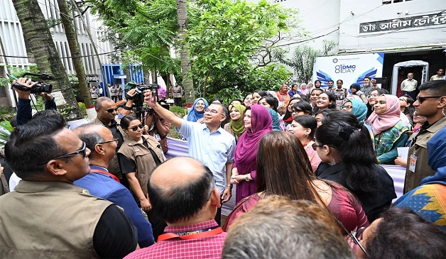 ঢামেকের ৮০ বছর পূর্তি অনুষ্ঠানে প্রধানমন্ত্রী, তুললেন সেলফি