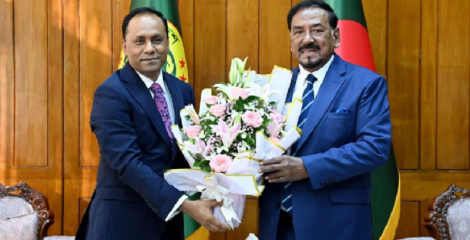 রাষ্ট্রপতির দায়িত্বভার গ্রহণে হাফিজ উদ্দিনকে ফুলেল শুভেচ্ছা