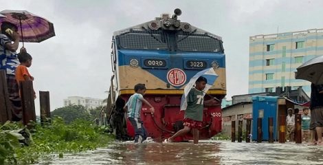 রেললাইন ডুবে যাওয়ায় কক্সবাজারগামী ট্রেন চলাচল বন্ধ