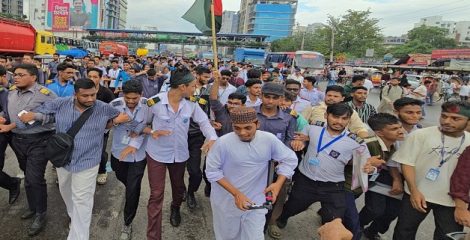 উত্তরা থেকে সচিবালয় অভিমুখে শিক্ষার্থীরা