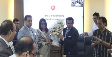 সচিবালয়ে প্রথমবার অফিস করছেন তথ্যমন্ত্রী আন্দালিব পার্থ, ফুল দিয়ে বরণ