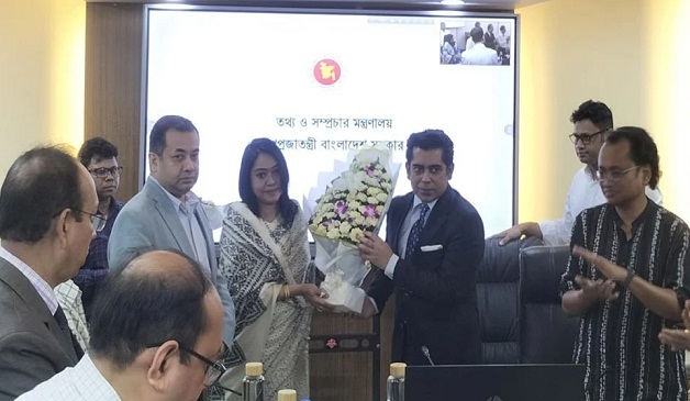 সচিবালয়ে প্রথমবার অফিস করছেন তথ্যমন্ত্রী আন্দালিব পার্থ, ফুল দিয়ে বরণ