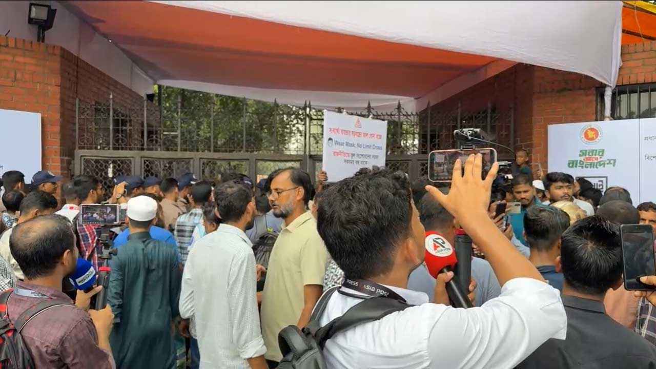 জুলাই স্মৃতি জাদুঘরের সামনে দর্শনার্থীদের উপচে পড়া ভিড়