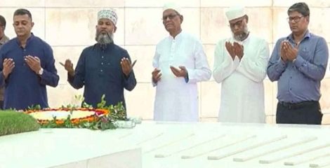 জিয়াউর রহমান ও খালেদা জিয়ার সমাধিতে মির্জা ফখরুলের শ্রদ্ধা