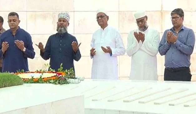 জিয়াউর রহমান ও খালেদা জিয়ার সমাধিতে মির্জা ফখরুলের শ্রদ্ধা