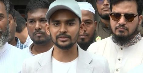 বিএনপির সিন্ডিকেট আবারও সক্রিয়, ওমরা থেকে ফিরে আসিফ মাহমুদ