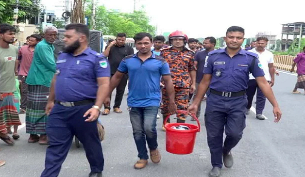 মেহেরপুরে তিন স্থানে বোমাসদৃশ বস্তু উদ্ধার, বেজে উঠল বঙ্গবন্ধুর ভাষণ