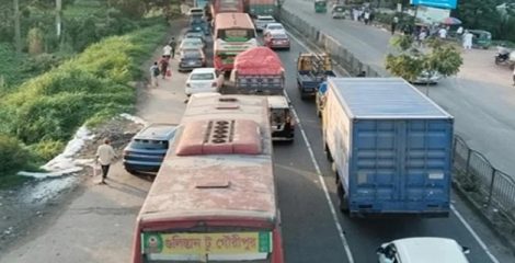 ঢাকা-চট্টগ্রাম মহাসড়কে দীর্ঘ যানজট