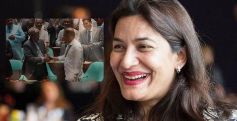 রাষ্ট্রপতি বাবার হাতে ফুল, মেয়ের মুখে কৃতজ্ঞতা