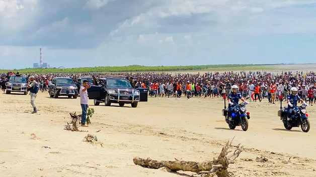বন্যায় ক্ষতিগ্রস্তদের নতুন ঘরের চাবি হস্তান্তরে বাঁশখালী পৌঁছেছেন প্রধানমন্ত্রী