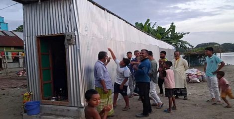 কুমিল্লায় প্রবাসীর ৫ ফুট চওড়া বাড়ি দেখতে উৎসুক মানুষের ভিড়