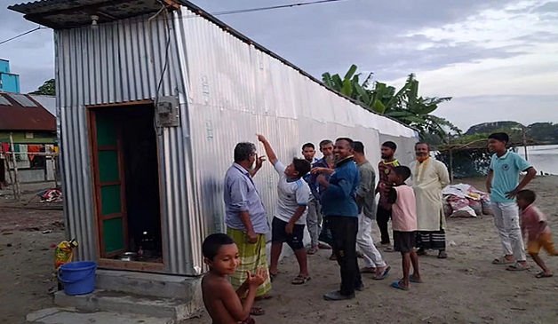 কুমিল্লায় প্রবাসীর ৫ ফুট চওড়া বাড়ি দেখতে উৎসুক মানুষের ভিড়