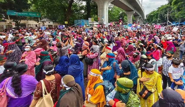 আগস্টেই যোগদানের দাবিতে শাহবাগে প্রাথমিকে সুপারিশপ্রাপ্ত শিক্ষকদের অবস্থান