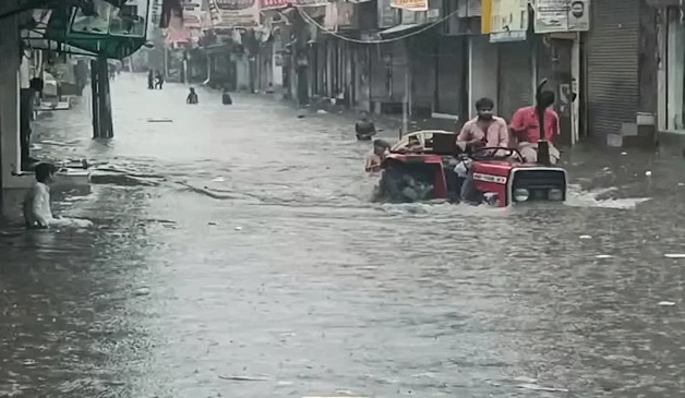 টানা ভারী বৃষ্টিতে বিপর্যস্ত দিল্লি, রেড অ্যালার্ট জারি