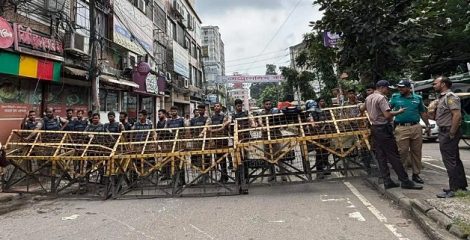 আলিয়া মাদরাসায় প্রবেশের রাস্তায় পুলিশের ব্যারিকেড