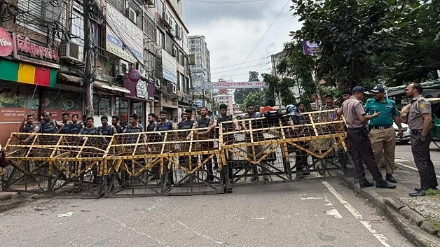 আলিয়া মাদরাসায় প্রবেশের রাস্তায় পুলিশের ব্যারিকেড