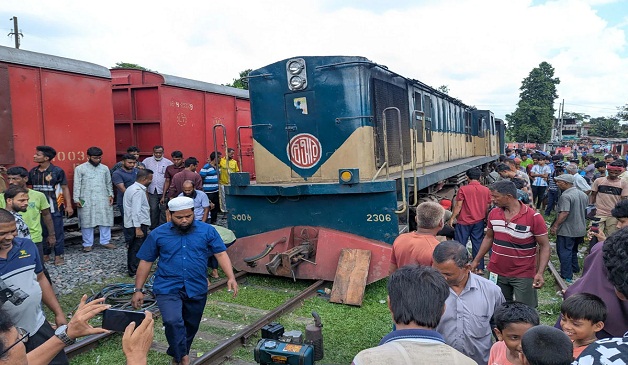 বুড়িমারী কমিউটার ট্রেন লাইনচ্যুত, রংপুর-লালমনিরহাট রুটে রেল চলাচল বন্ধ