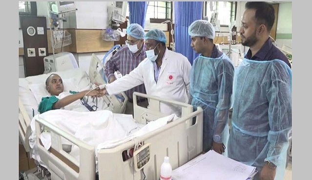জুলাই শহিদ জুবায়েরের বোনের চিকিৎসা-পরবর্তী খোঁজ নিলেন প্রধানমন্ত্রী
