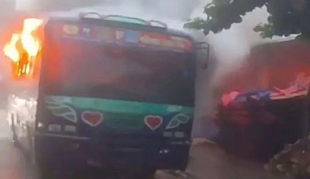 হাইকোর্ট ও শিল্পকলার সামনে ককটেল বিস্ফোরণ, পল্লবীতে বাসে আগুন