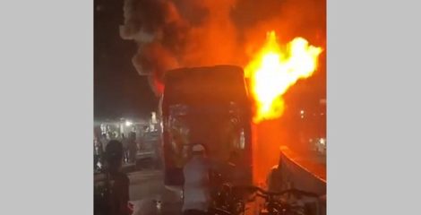এবার রাজধানীর বাড্ডায় যাত্রীবাহী বাসে আগুন