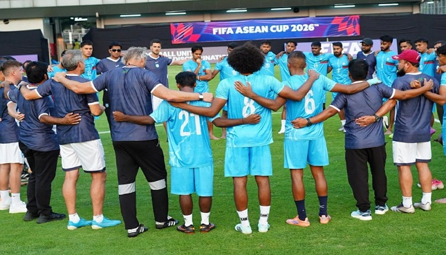 মালয়েশিয়ার বিপক্ষে মাঠে নেমেছে বাংলাদেশ
