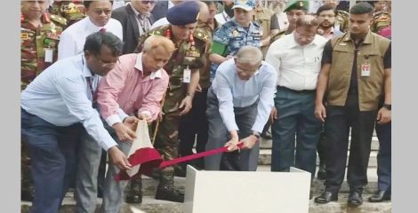 বঙ্গভবনের সিংহ পুকুরে মাছের পোনা অবমুক্ত করলেন রাষ্ট্রপতি