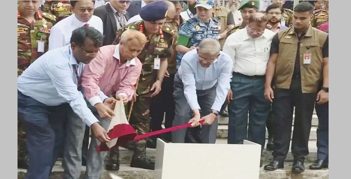 বঙ্গভবনের সিংহ পুকুরে মাছের পোনা অবমুক্ত করলেন রাষ্ট্রপতি