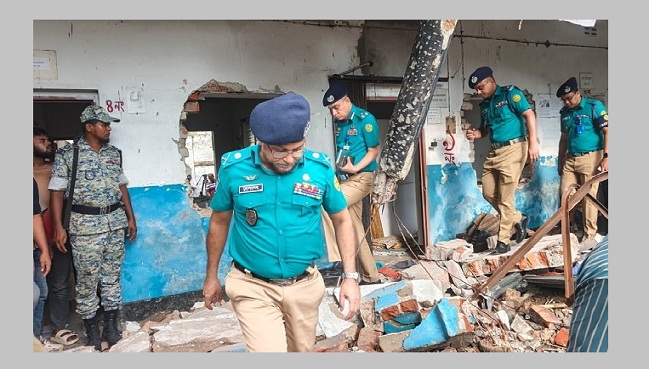 টিকাদানকেন্দ্র ভাঙচুরে ‘এমপি-পুলিশ’ জড়িত থাকলে ব্যবস্থা নিবে: ডিএমপি কমিশনার