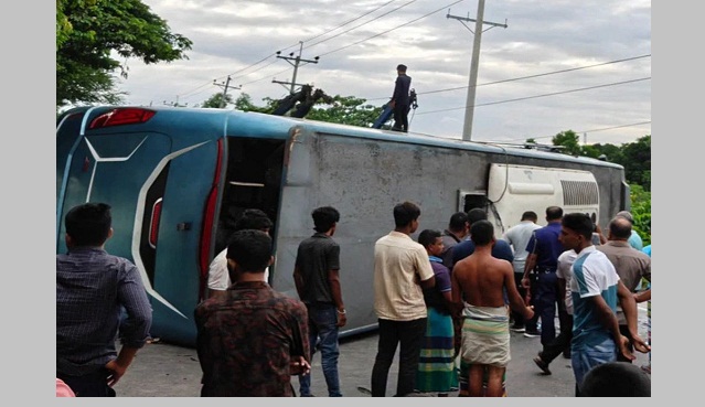 দাউদকান্দিতে ঢাকা-চট্টগ্রাম মহাসড়কে বাস উল্টে ২৫ যাত্রী আহত
