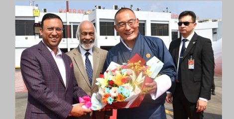 যাত্রা বিরতিতে ঢাকায় ভুটানের প্রধানমন্ত্রী, বিমানবন্দরে স্বাগত জানালেন মন্ত্রী -প্রতিমন্ত্রী