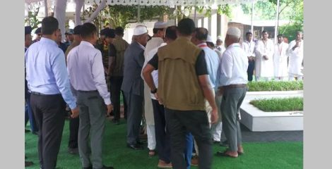 বাবা-মায়ের কবর জিয়ারত করলেন রাষ্ট্রপতি মির্জা ফখরুল