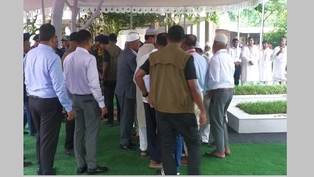 বাবা-মায়ের কবর জিয়ারত করলেন রাষ্ট্রপতি মির্জা ফখরুল