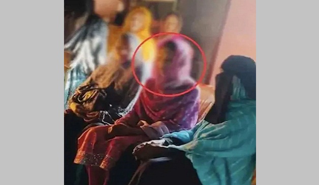 বরযাত্রীর গাড়ি আটকে তুলে নেওয়া সেই নববধূর ভিডিও ভাইরাল, যা বললেন তিনি