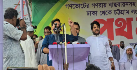 ‘গ্যাস দে বিদ্যুৎ দে নইলে গদি ছাইড়া দে’: লংমার্চে নাহিদের স্লোগান