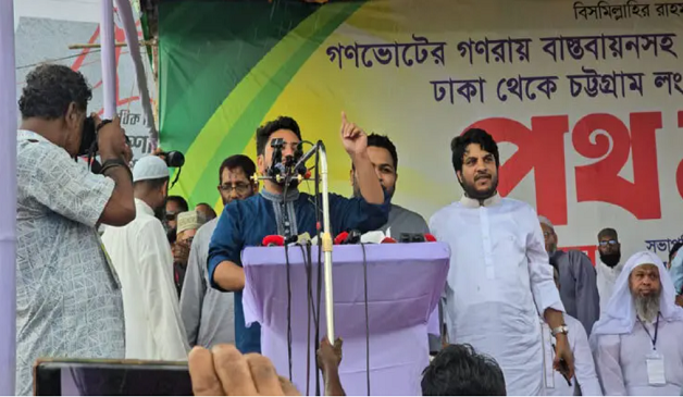 ‘গ্যাস দে বিদ্যুৎ দে নইলে গদি ছাইড়া দে’: লংমার্চে নাহিদের স্লোগান