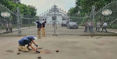 সুপ্রিম কোর্টের সামনে ককটেল বিস্ফোরণ