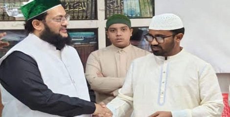 আব্বাসী হুজুরের কাছে প্রধানমন্ত্রী ও স্বরাষ্ট্রমন্ত্রীর জন্য দোয়া চেয়েছেন রাশেদ খান