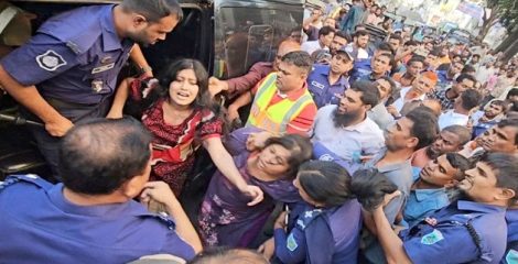 বগুড়ায় আদালত চত্বরে তরুণীকে জোর করে মাইক্রোবাসে তোলার চেষ্টা