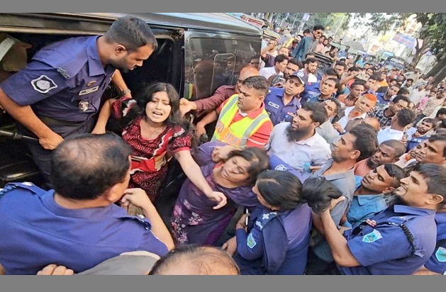 বগুড়ায় আদালত চত্বরে তরুণীকে জোর করে মাইক্রোবাসে তোলার চেষ্টা