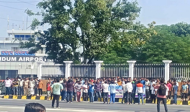 প্রধানমন্ত্রীকে দেখার অপেক্ষায় হাজারো মানুষ, উৎসবমুখর রাজশাহী-নওগাঁ মহাসড়ক