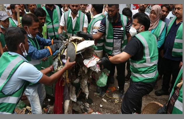 নিজ হাতে ময়লা আবর্জনা পরিষ্কার করলেন প্রতিমন্ত্রী ইশরাক